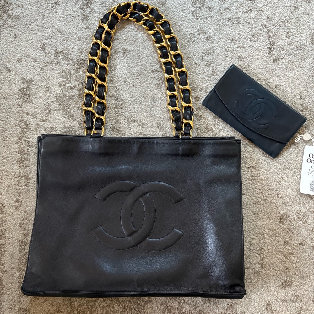 Chanel Black Leather Shoulder Bag with Gold Chain